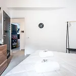 Waves - 2 Min Metro Marconi - 15 Min Colosseo - A-c & Wifi Guest house Rome