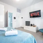 Waves - 2 Min Metro Marconi - 15 Min Colosseo - A-c & Wifi Guest house Rome